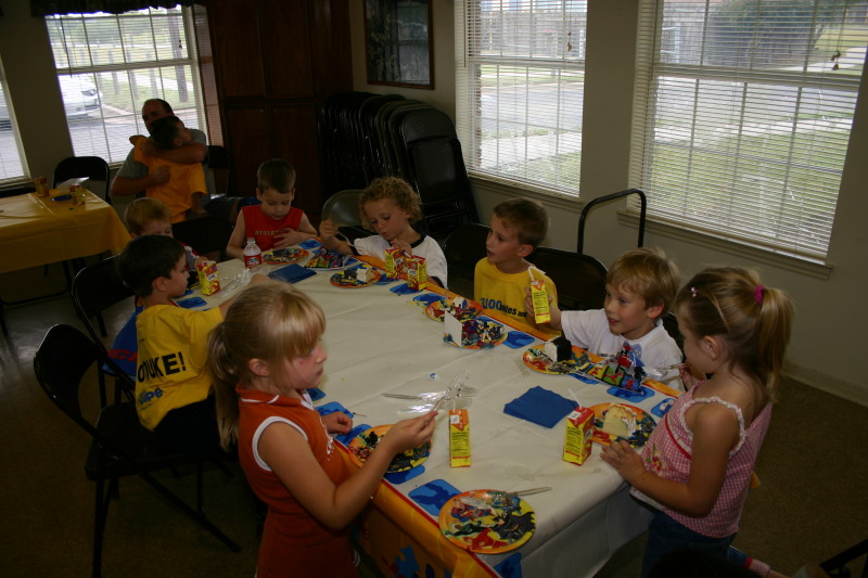 2005/10(October)/Chance-6th-Bday/800x600_2005-10-02-Chance-6th-Bday-71-cake-time.JPG