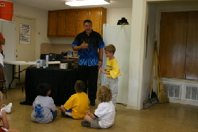 2005-10-02-Chance-6th-Bday-25-Magician.JPG