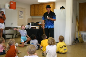 2005-10-02-Chance-6th-Bday-31-Magician.JPG
