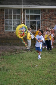 2005-10-02-Chance-6th-Bday-59-pinata.JPG