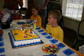 2005-10-02-Chance-6th-Bday-64-cake-time.JPG