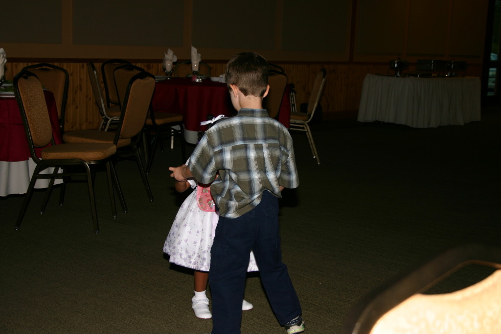 2005/10(October)/Charlotte-Byron-wedding/1024x768_2005-10-01-Byron-Charlotte-Davis-wedding-072-Dax-dancing.JPG