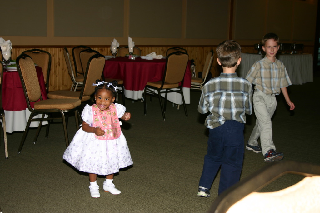 2005/10(October)/Charlotte-Byron-wedding/1024x768_2005-10-01-Byron-Charlotte-Davis-wedding-074-Dax-dancing.JPG