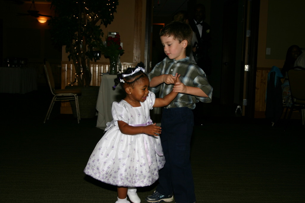 2005/10(October)/Charlotte-Byron-wedding/1024x768_2005-10-01-Byron-Charlotte-Davis-wedding-075-Dax-dancing.JPG