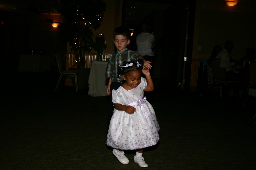 2005/10(October)/Charlotte-Byron-wedding/1024x768_2005-10-01-Byron-Charlotte-Davis-wedding-077-Dax-dancing.JPG