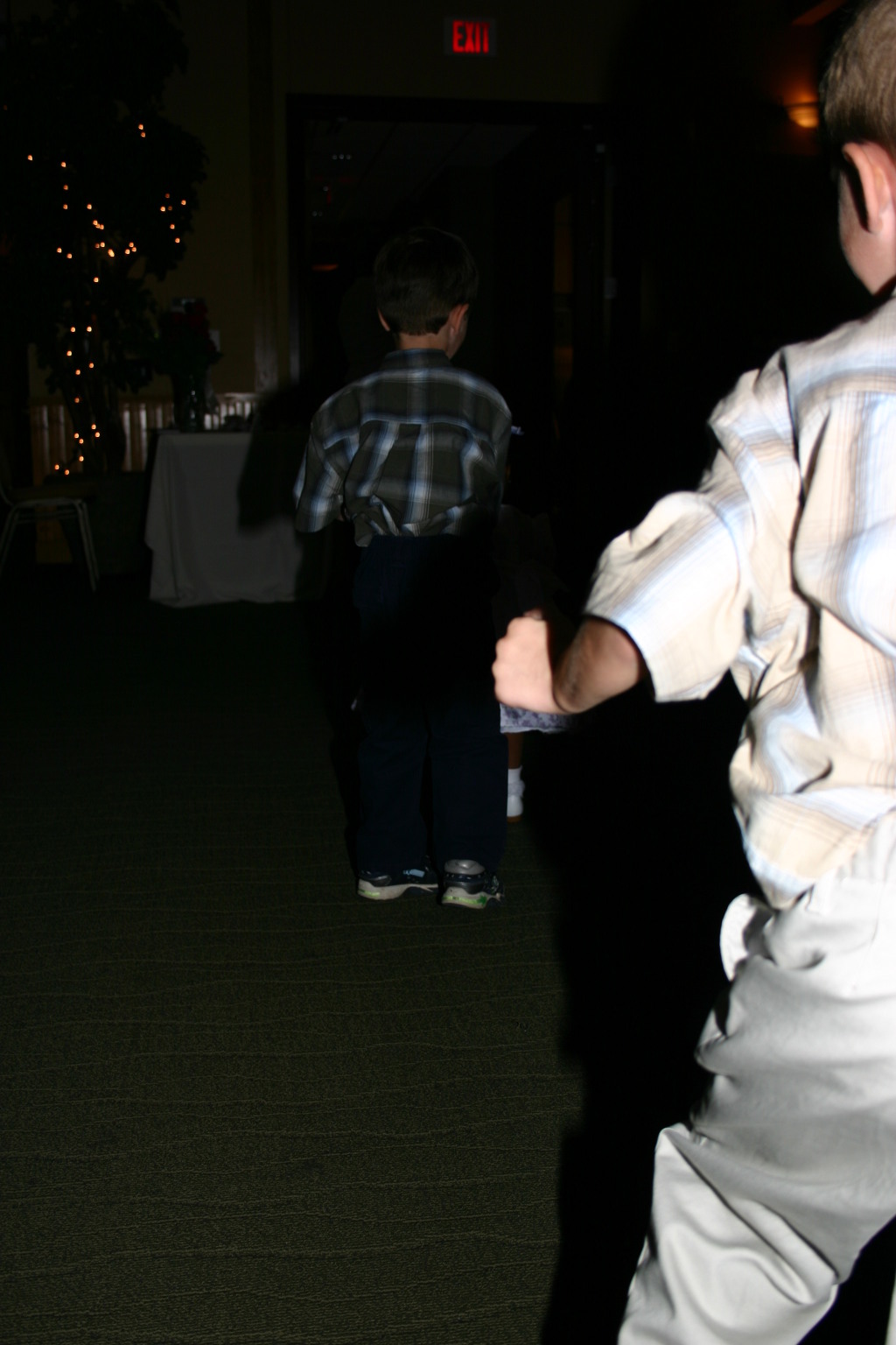 2005/10(October)/Charlotte-Byron-wedding/1024x768_2005-10-01-Byron-Charlotte-Davis-wedding-079-Dax-dancing.JPG
