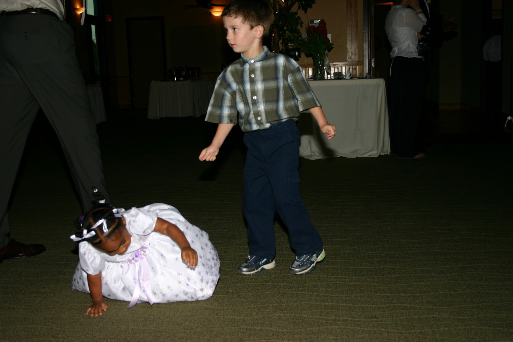 2005/10(October)/Charlotte-Byron-wedding/1024x768_2005-10-01-Byron-Charlotte-Davis-wedding-081-Dax-dancing.JPG
