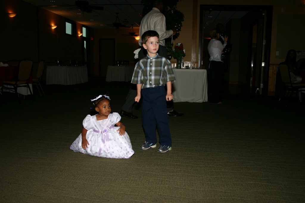 2005/10(October)/Charlotte-Byron-wedding/1024x768_2005-10-01-Byron-Charlotte-Davis-wedding-082-Dax-dancing.JPG