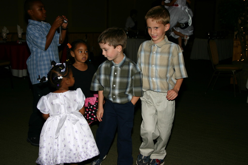 2005/10(October)/Charlotte-Byron-wedding/1024x768_2005-10-01-Byron-Charlotte-Davis-wedding-086-Dax-Chance-dancing.JPG