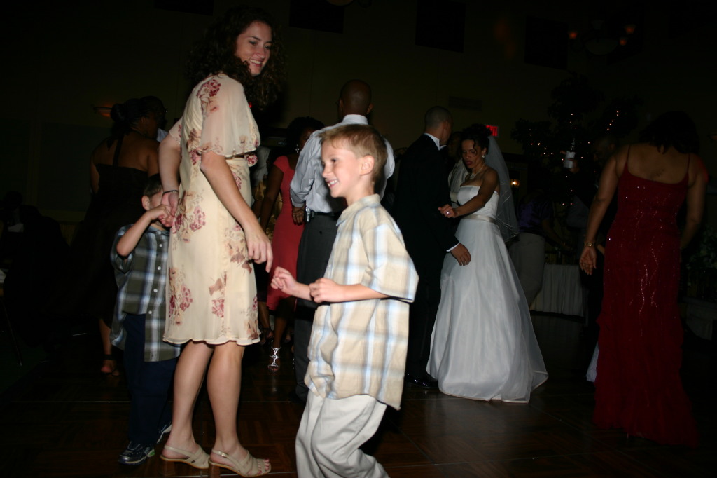 2005/10(October)/Charlotte-Byron-wedding/1024x768_2005-10-01-Byron-Charlotte-Davis-wedding-093-dancing-Dax-Suzi-Chance.JPG