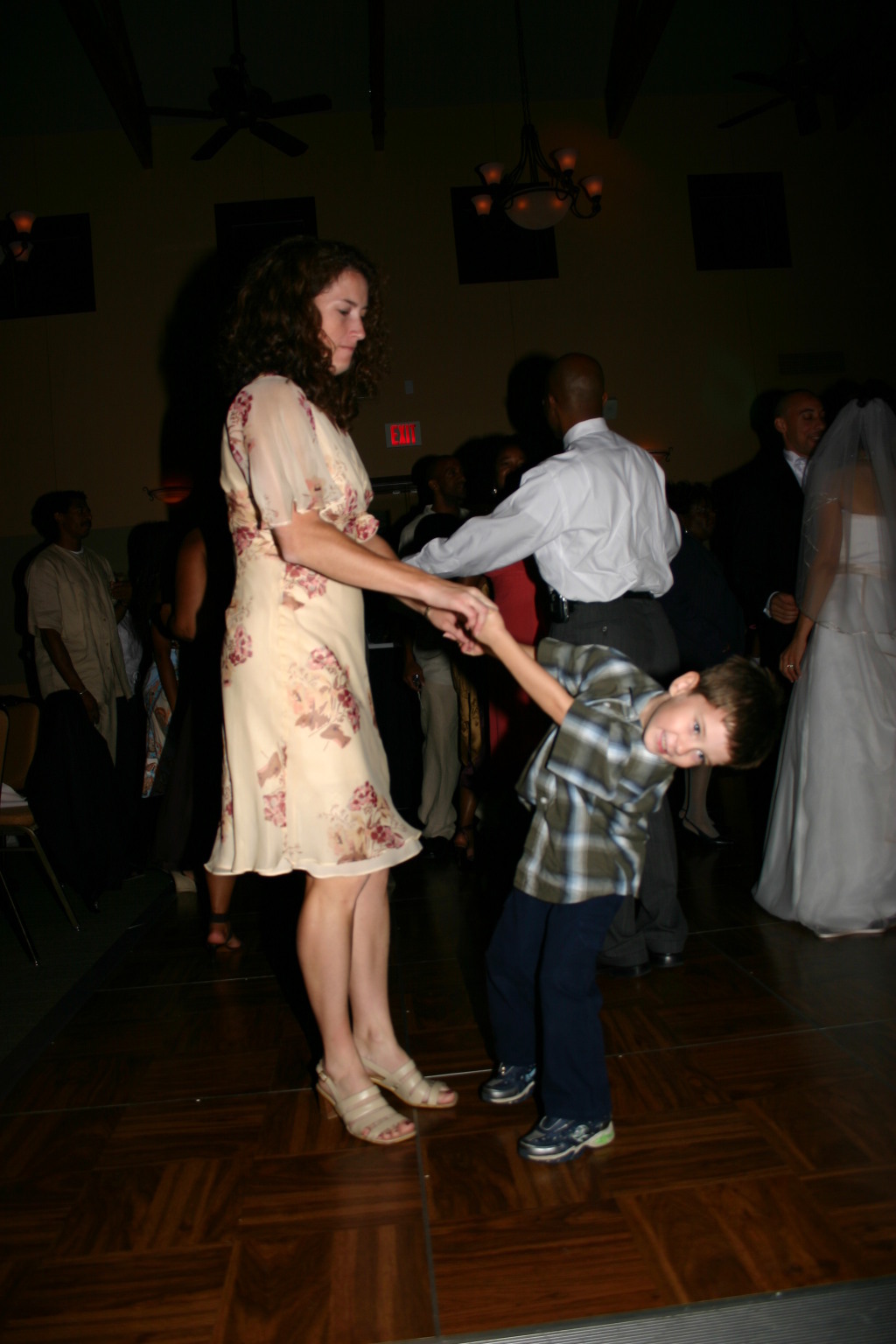 2005/10(October)/Charlotte-Byron-wedding/1024x768_2005-10-01-Byron-Charlotte-Davis-wedding-094-dancing-Dax-Suzi-Chance.JPG
