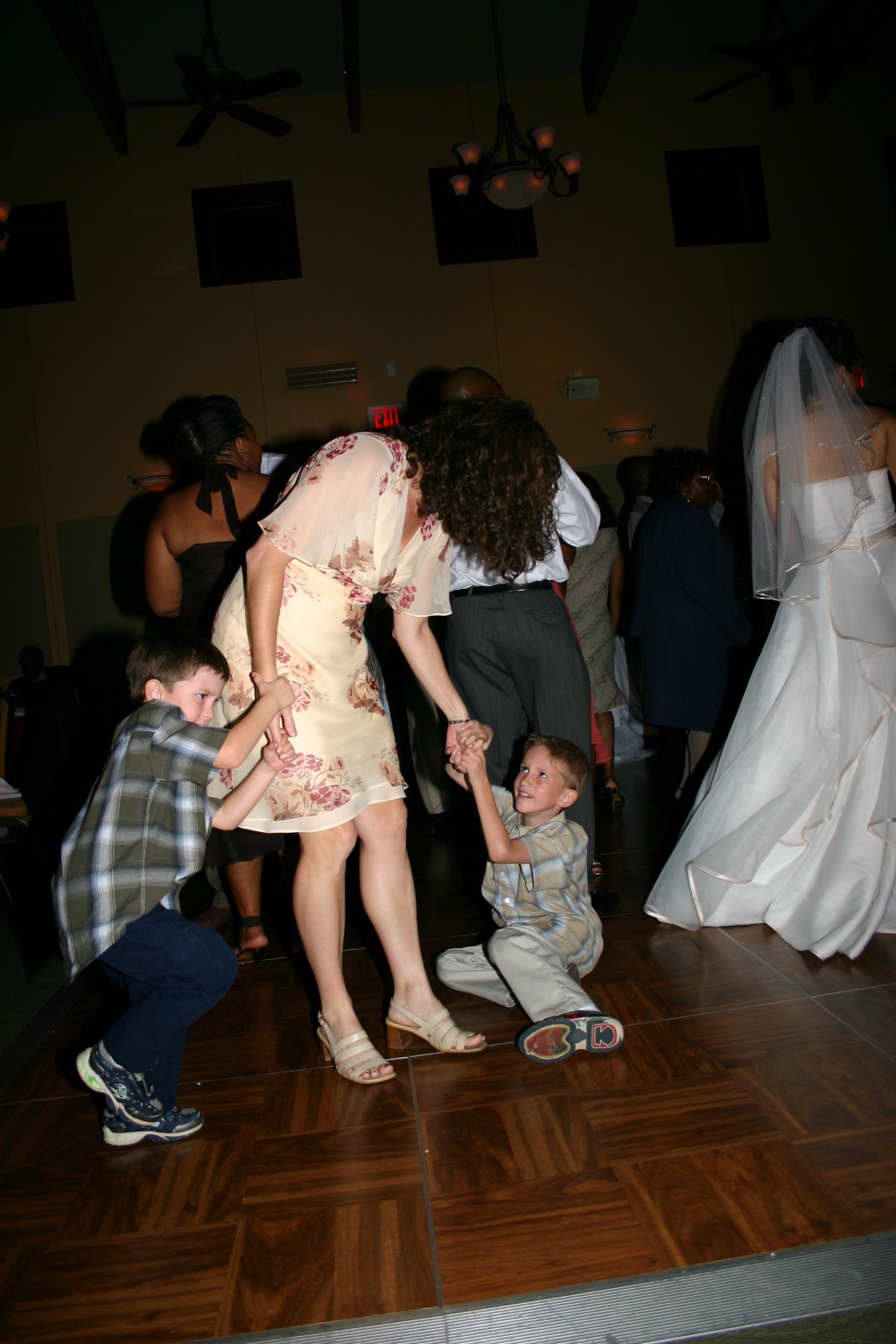 2005/10(October)/Charlotte-Byron-wedding/1024x768_2005-10-01-Byron-Charlotte-Davis-wedding-095-dancing-Dax-Suzi-Chance.JPG
