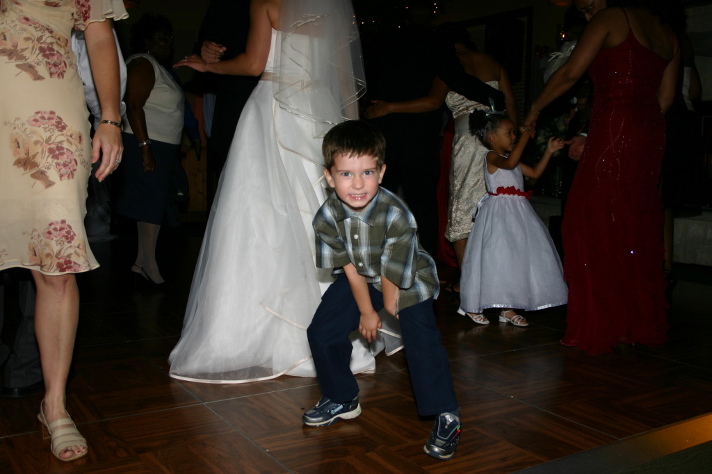 2005/10(October)/Charlotte-Byron-wedding/1024x768_2005-10-01-Byron-Charlotte-Davis-wedding-098-dancing-Dax.JPG