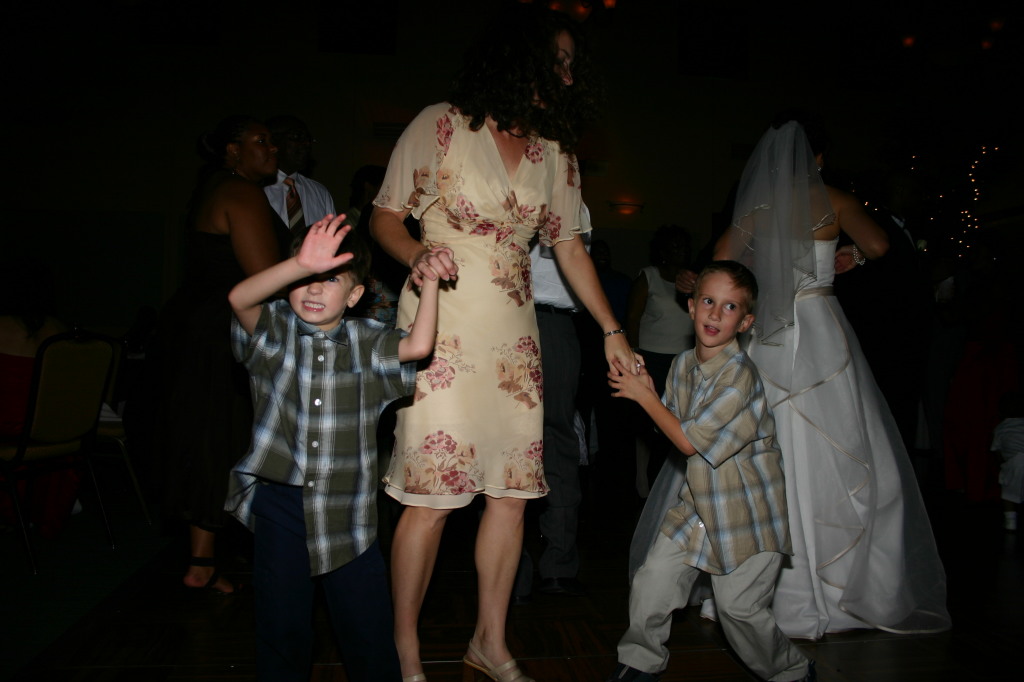 2005/10(October)/Charlotte-Byron-wedding/1024x768_2005-10-01-Byron-Charlotte-Davis-wedding-099-dancing-Chance-Dax-Suzi.JPG