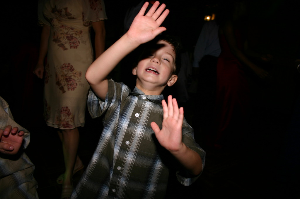 2005/10(October)/Charlotte-Byron-wedding/1024x768_2005-10-01-Byron-Charlotte-Davis-wedding-110-dancing-Dax.JPG