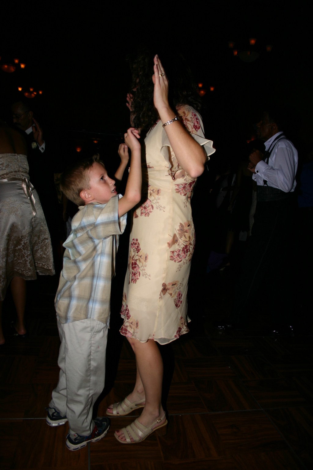 2005/10(October)/Charlotte-Byron-wedding/1024x768_2005-10-01-Byron-Charlotte-Davis-wedding-111-dancing-Chance-Suzi.JPG
