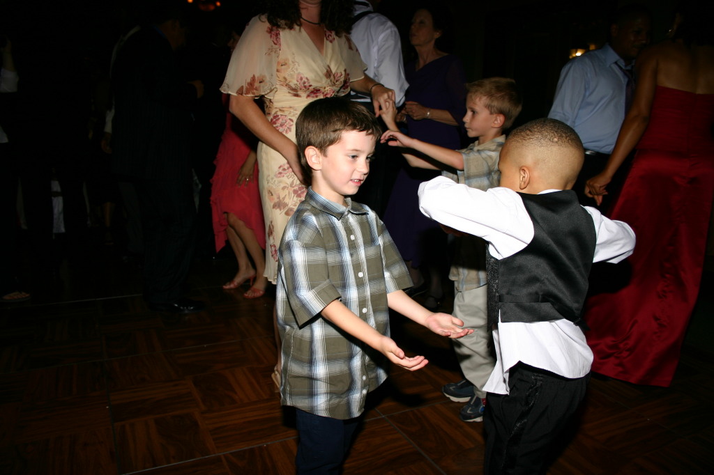 2005/10(October)/Charlotte-Byron-wedding/1024x768_2005-10-01-Byron-Charlotte-Davis-wedding-112-dancing-Dax.JPG