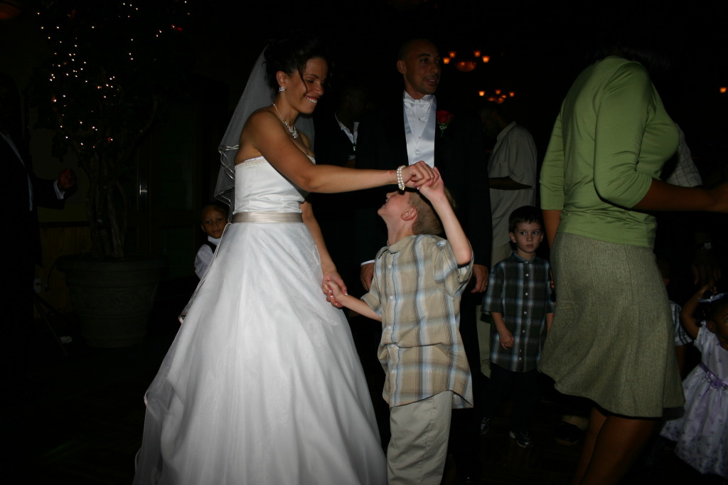 2005/10(October)/Charlotte-Byron-wedding/1024x768_2005-10-01-Byron-Charlotte-Davis-wedding-117-dancing-Chance.JPG
