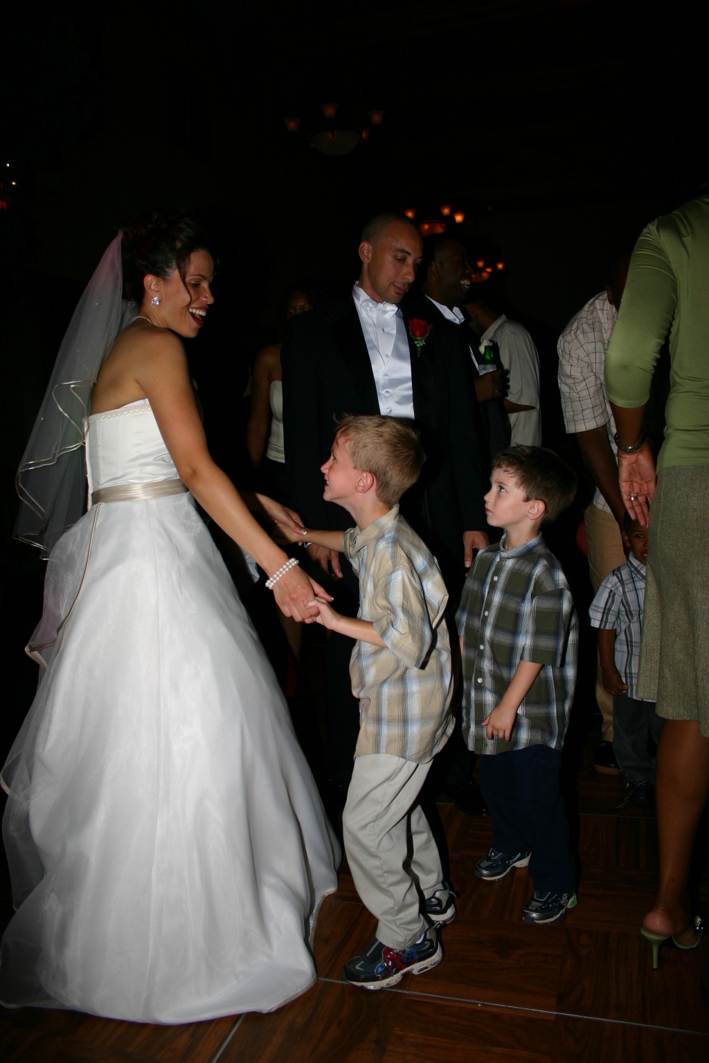 2005/10(October)/Charlotte-Byron-wedding/1024x768_2005-10-01-Byron-Charlotte-Davis-wedding-118-dancing-Chance.JPG