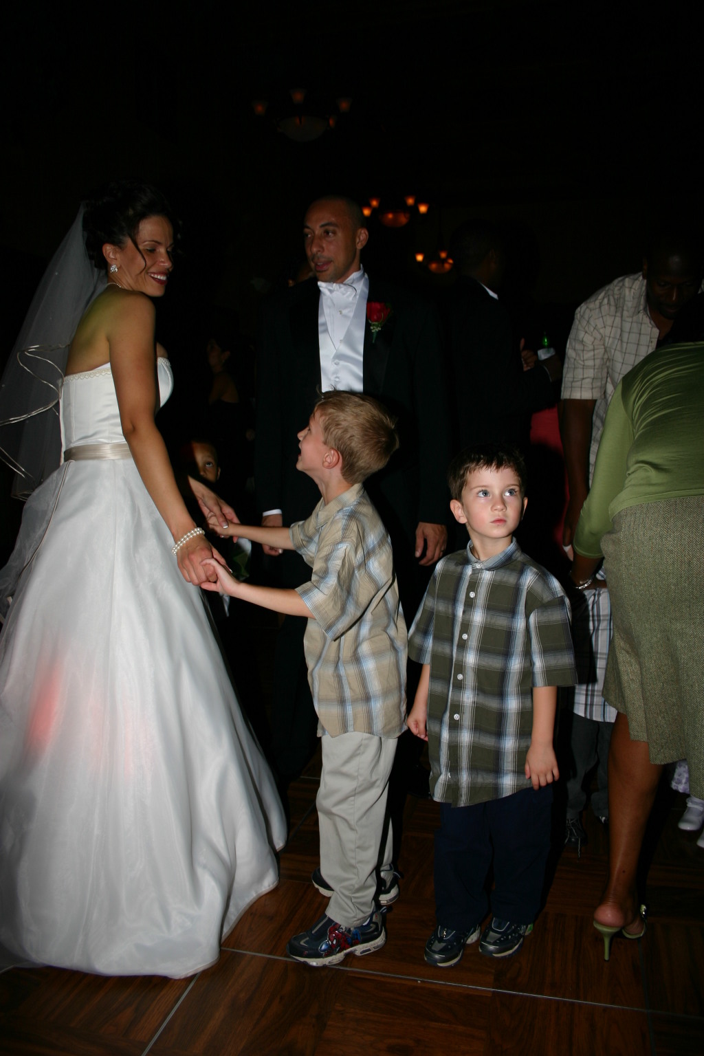 2005/10(October)/Charlotte-Byron-wedding/1024x768_2005-10-01-Byron-Charlotte-Davis-wedding-119-dancing-Chance.JPG