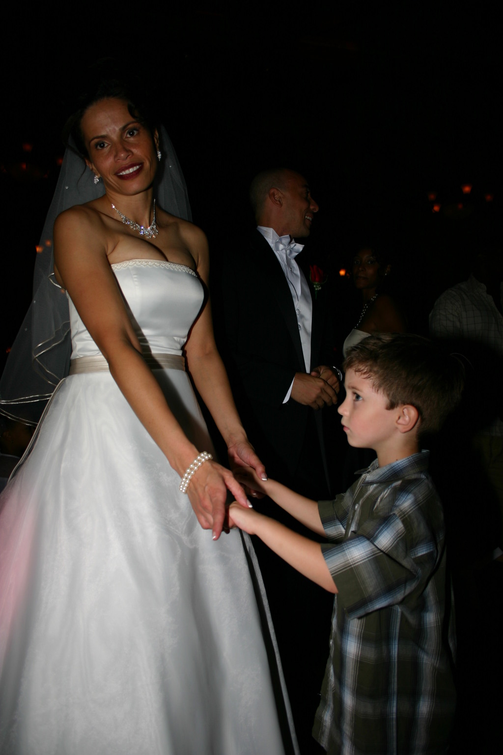 2005/10(October)/Charlotte-Byron-wedding/1024x768_2005-10-01-Byron-Charlotte-Davis-wedding-124-dancing-Dax.JPG