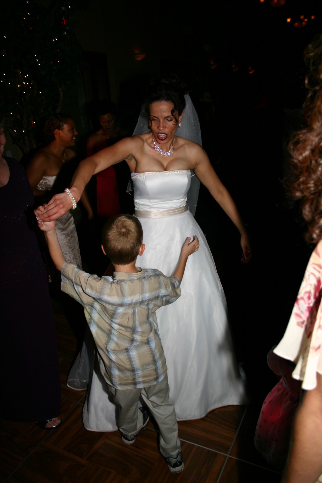 2005/10(October)/Charlotte-Byron-wedding/1024x768_2005-10-01-Byron-Charlotte-Davis-wedding-125-dancing-Chance.JPG