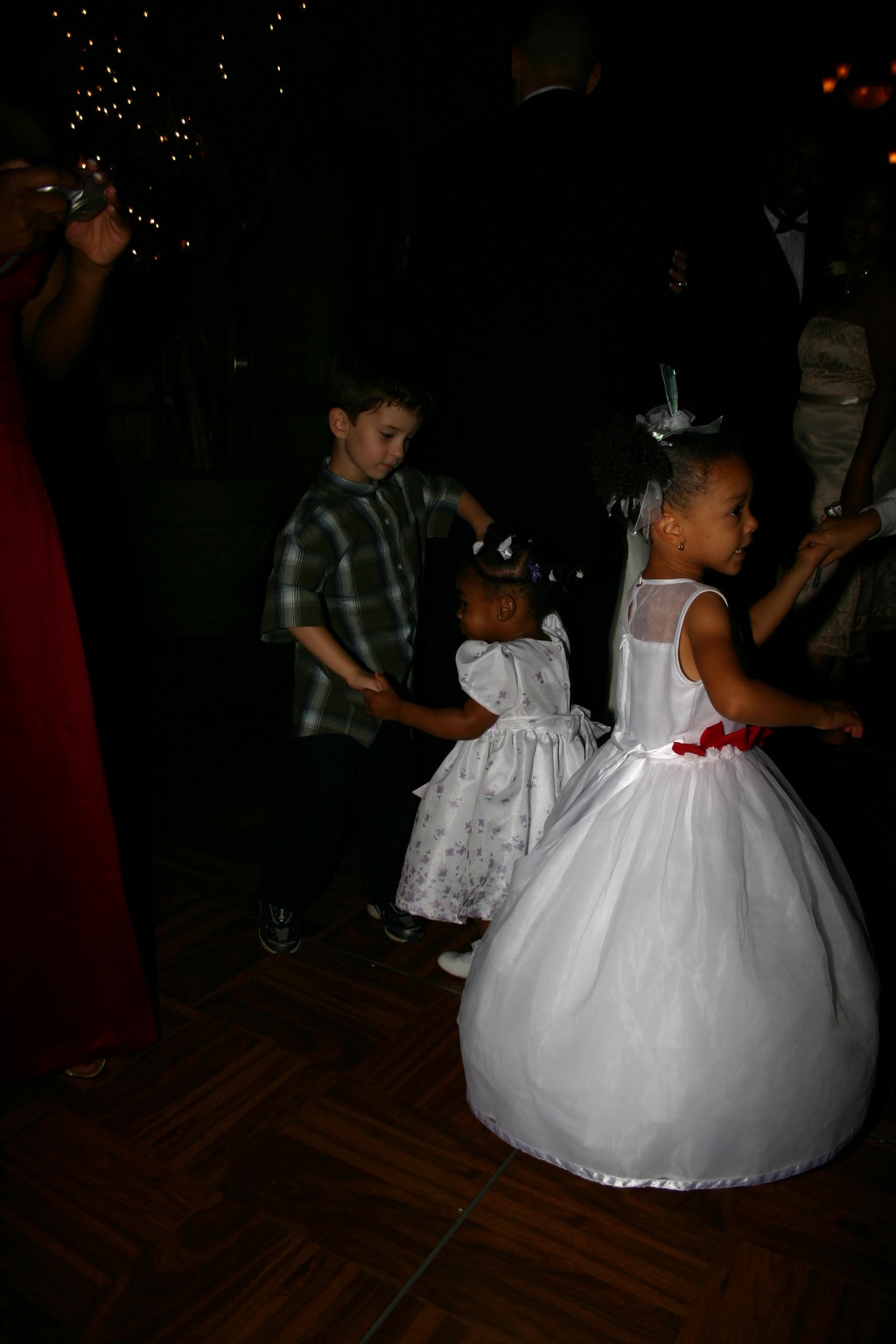 2005/10(October)/Charlotte-Byron-wedding/1024x768_2005-10-01-Byron-Charlotte-Davis-wedding-126-dancing-Dax.JPG