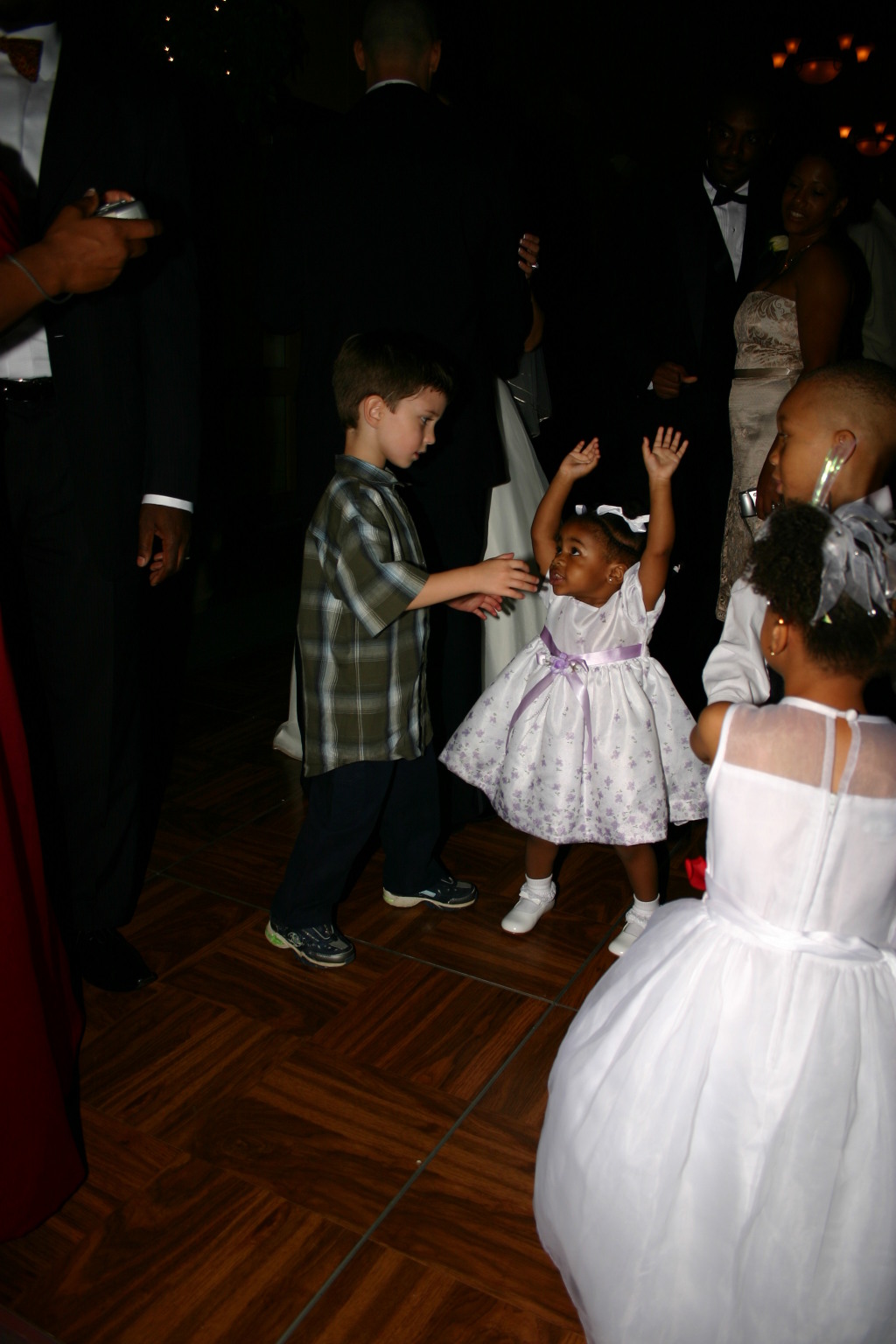 2005/10(October)/Charlotte-Byron-wedding/1024x768_2005-10-01-Byron-Charlotte-Davis-wedding-127-dancing-Dax.JPG