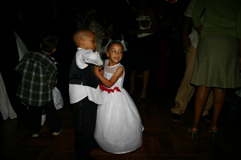 2005/10(October)/Charlotte-Byron-wedding/1024x768_2005-10-01-Byron-Charlotte-Davis-wedding-128-dancing-Dax.JPG