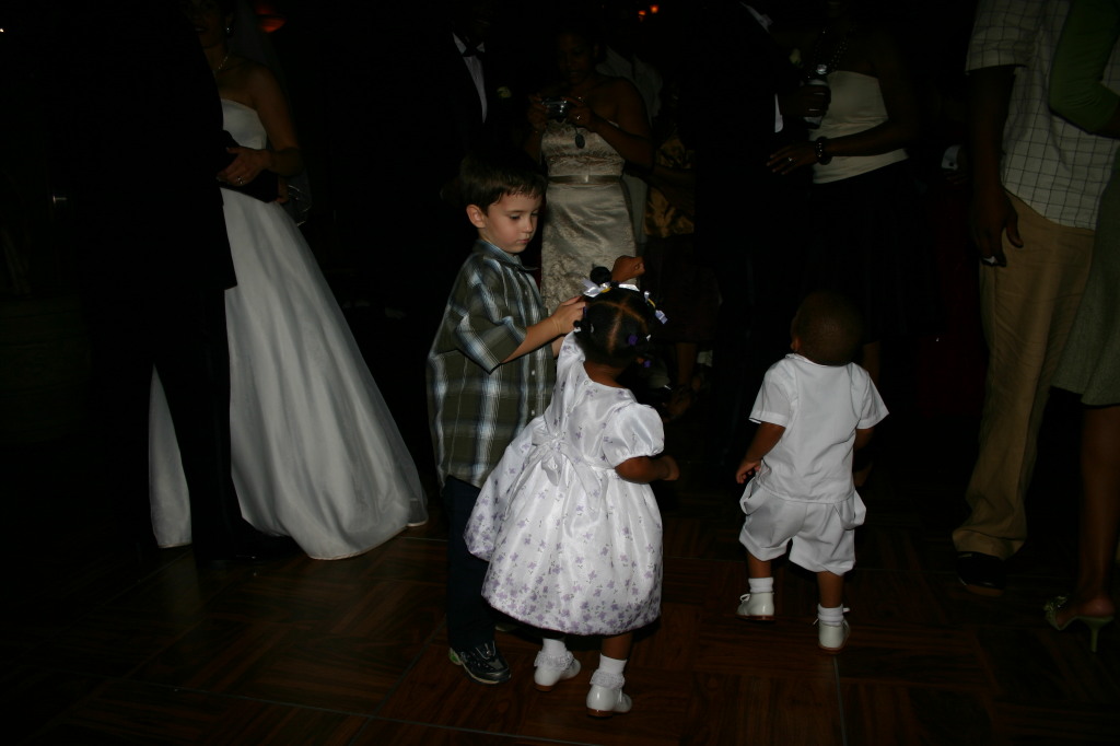 2005/10(October)/Charlotte-Byron-wedding/1024x768_2005-10-01-Byron-Charlotte-Davis-wedding-129-dancing-Dax.JPG