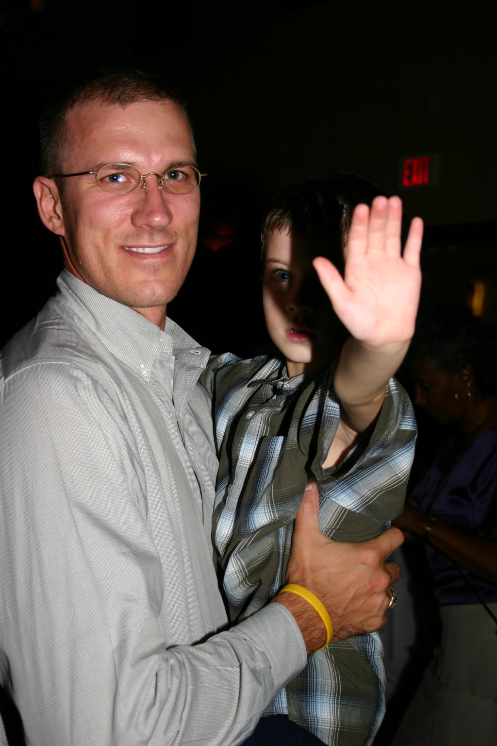 2005/10(October)/Charlotte-Byron-wedding/1024x768_2005-10-01-Byron-Charlotte-Davis-wedding-130-dancing-Dax-Travis.JPG
