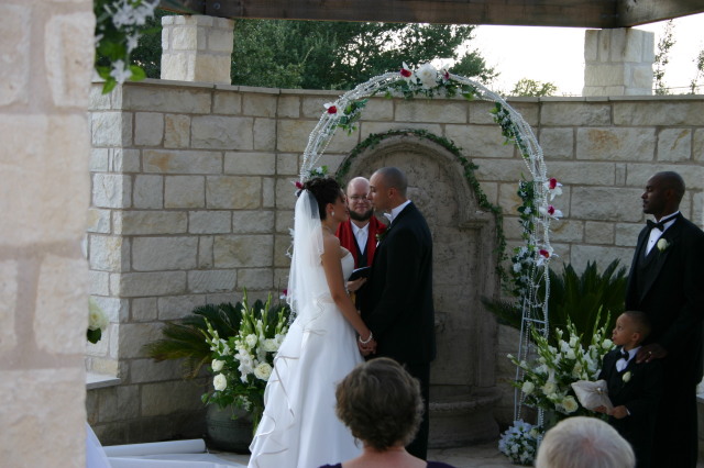 2005/10(October)/Charlotte-Byron-wedding/640x480_2005-10-01-Byron-Charlotte-Davis-wedding-025.JPG