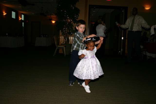 2005/10(October)/Charlotte-Byron-wedding/640x480_2005-10-01-Byron-Charlotte-Davis-wedding-078-Dax-dancing.JPG