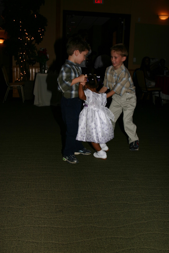 2005/10(October)/Charlotte-Byron-wedding/640x480_2005-10-01-Byron-Charlotte-Davis-wedding-080-Dax-dancing.JPG