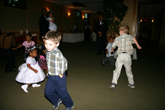 2005/10(October)/Charlotte-Byron-wedding/640x480_2005-10-01-Byron-Charlotte-Davis-wedding-087-Dax-dancing.JPG