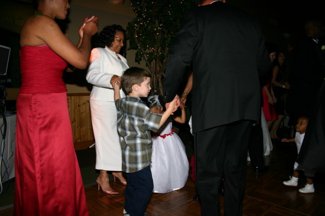 2005/10(October)/Charlotte-Byron-wedding/640x480_2005-10-01-Byron-Charlotte-Davis-wedding-104-dancing-Dax.JPG