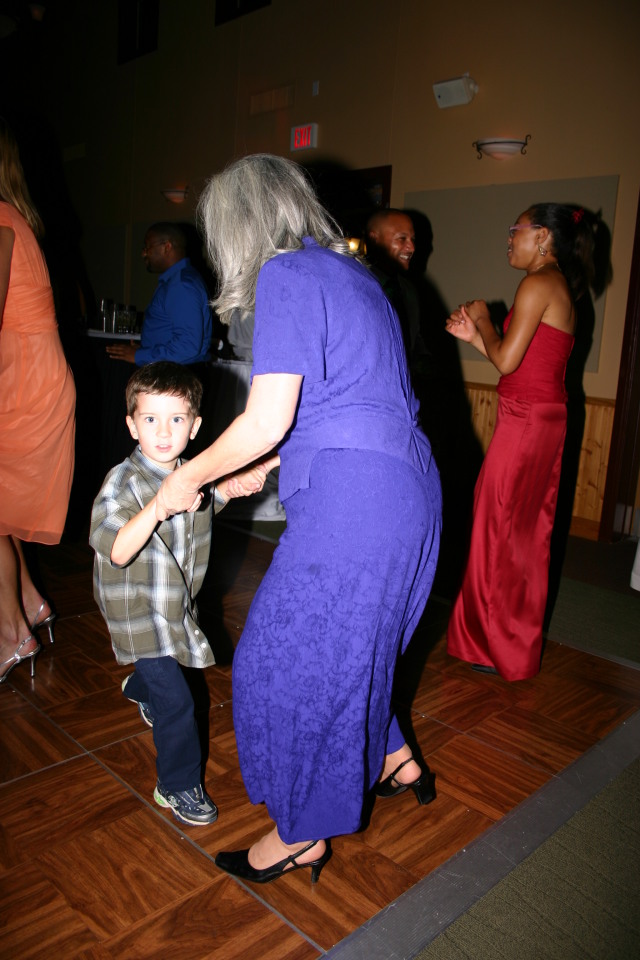 2005/10(October)/Charlotte-Byron-wedding/640x480_2005-10-01-Byron-Charlotte-Davis-wedding-106-dancing-Dax-Susana.JPG