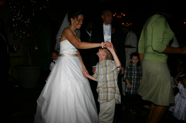 2005/10(October)/Charlotte-Byron-wedding/640x480_2005-10-01-Byron-Charlotte-Davis-wedding-117-dancing-Chance.JPG