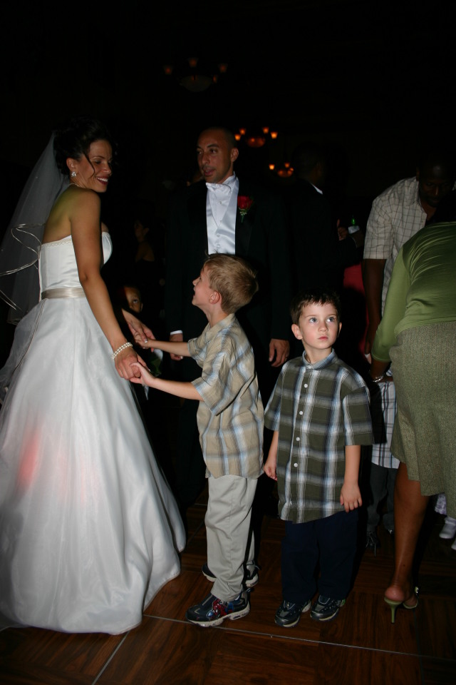 2005/10(October)/Charlotte-Byron-wedding/640x480_2005-10-01-Byron-Charlotte-Davis-wedding-119-dancing-Chance.JPG