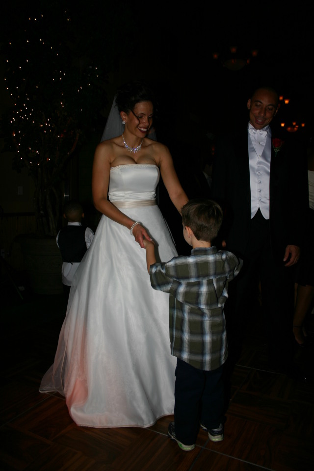 2005/10(October)/Charlotte-Byron-wedding/640x480_2005-10-01-Byron-Charlotte-Davis-wedding-121-dancing-Dax.JPG