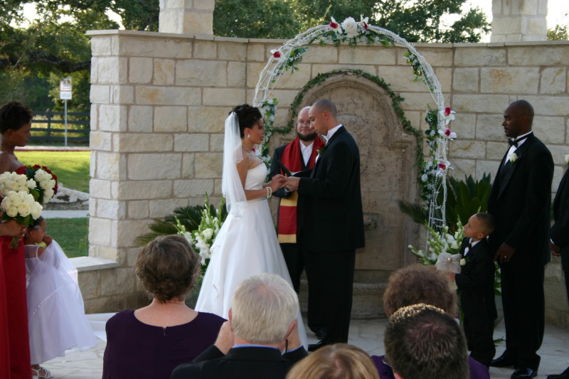 2005/10(October)/Charlotte-Byron-wedding/800x600_2005-10-01-Byron-Charlotte-Davis-wedding-023.JPG