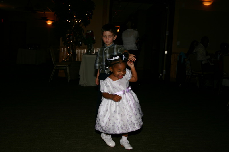 2005/10(October)/Charlotte-Byron-wedding/800x600_2005-10-01-Byron-Charlotte-Davis-wedding-077-Dax-dancing.JPG