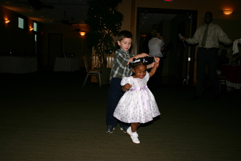 2005/10(October)/Charlotte-Byron-wedding/800x600_2005-10-01-Byron-Charlotte-Davis-wedding-078-Dax-dancing.JPG