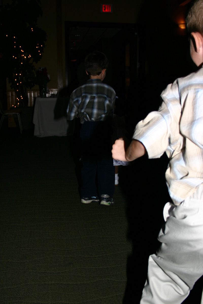2005/10(October)/Charlotte-Byron-wedding/800x600_2005-10-01-Byron-Charlotte-Davis-wedding-079-Dax-dancing.JPG