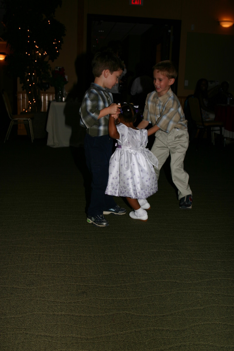 2005/10(October)/Charlotte-Byron-wedding/800x600_2005-10-01-Byron-Charlotte-Davis-wedding-080-Dax-dancing.JPG