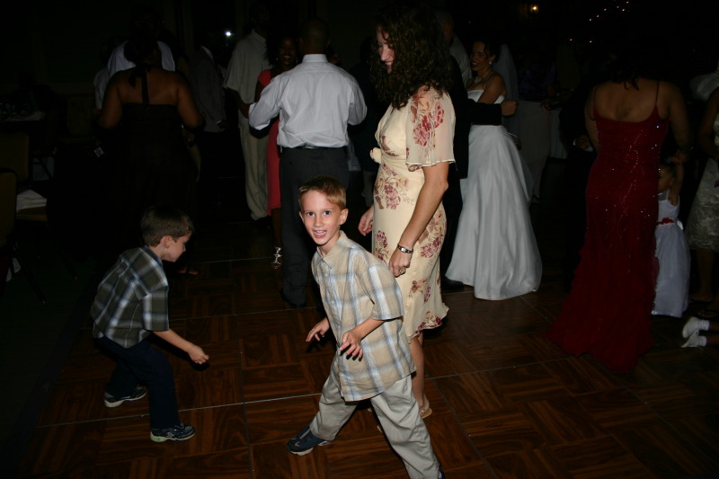 2005/10(October)/Charlotte-Byron-wedding/800x600_2005-10-01-Byron-Charlotte-Davis-wedding-092-dancing-Dax-Suzi-Chance.JPG