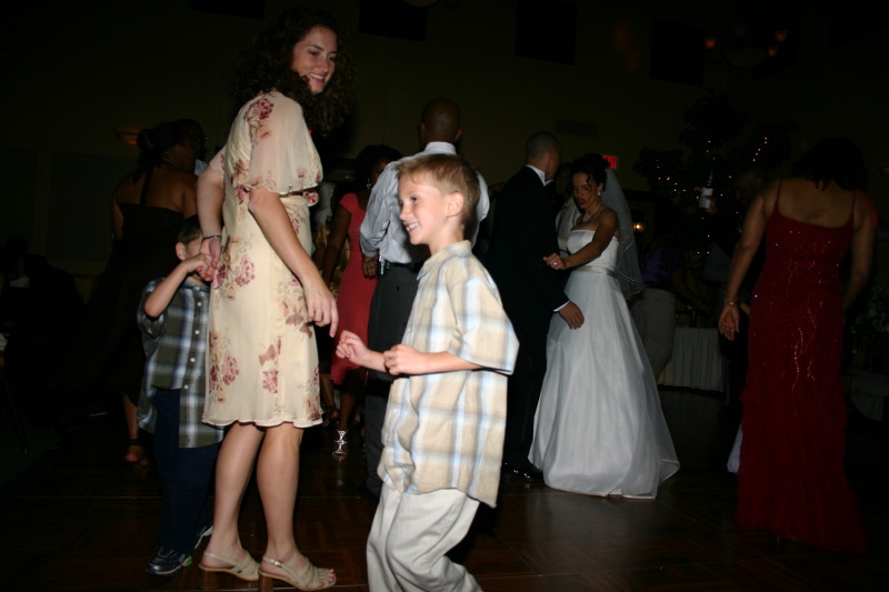 2005/10(October)/Charlotte-Byron-wedding/800x600_2005-10-01-Byron-Charlotte-Davis-wedding-093-dancing-Dax-Suzi-Chance.JPG