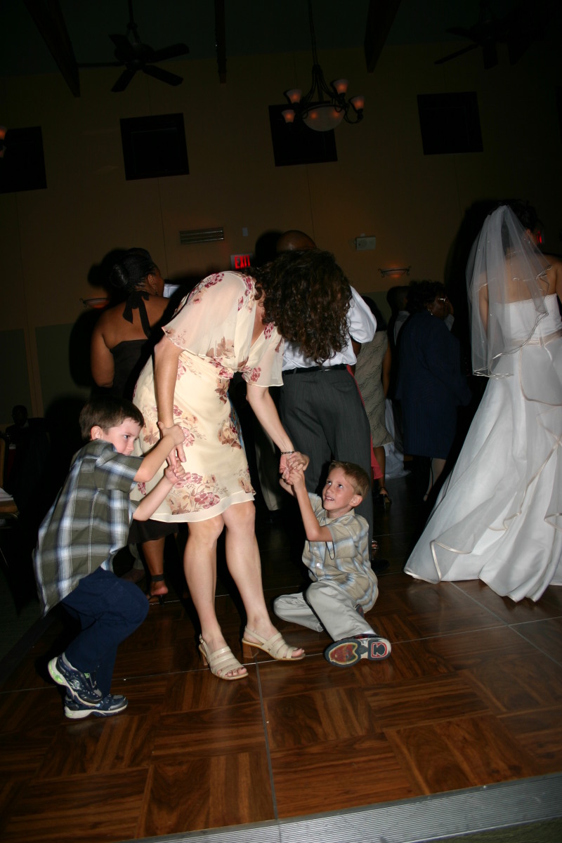 2005/10(October)/Charlotte-Byron-wedding/800x600_2005-10-01-Byron-Charlotte-Davis-wedding-095-dancing-Dax-Suzi-Chance.JPG