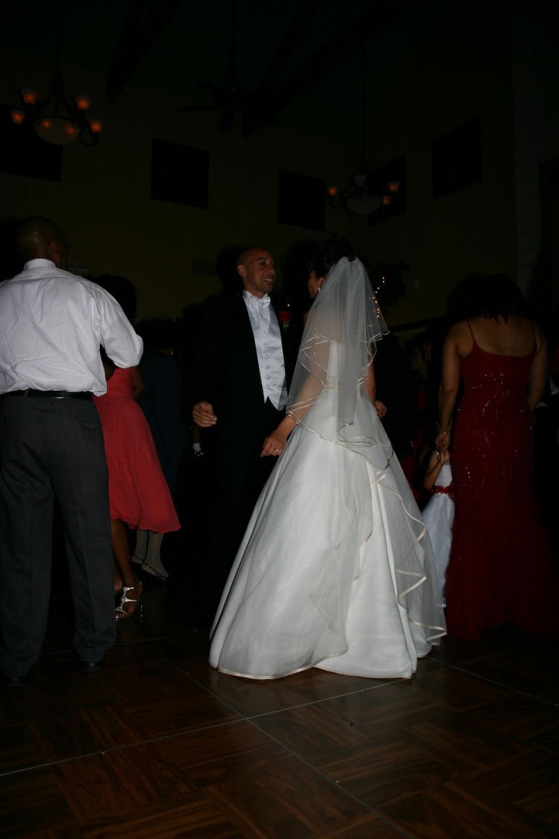 2005/10(October)/Charlotte-Byron-wedding/800x600_2005-10-01-Byron-Charlotte-Davis-wedding-096-dancing.JPG