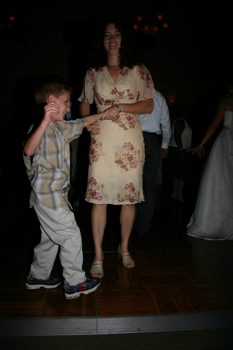 2005/10(October)/Charlotte-Byron-wedding/800x600_2005-10-01-Byron-Charlotte-Davis-wedding-097-dancing-Chance-Suzi.JPG